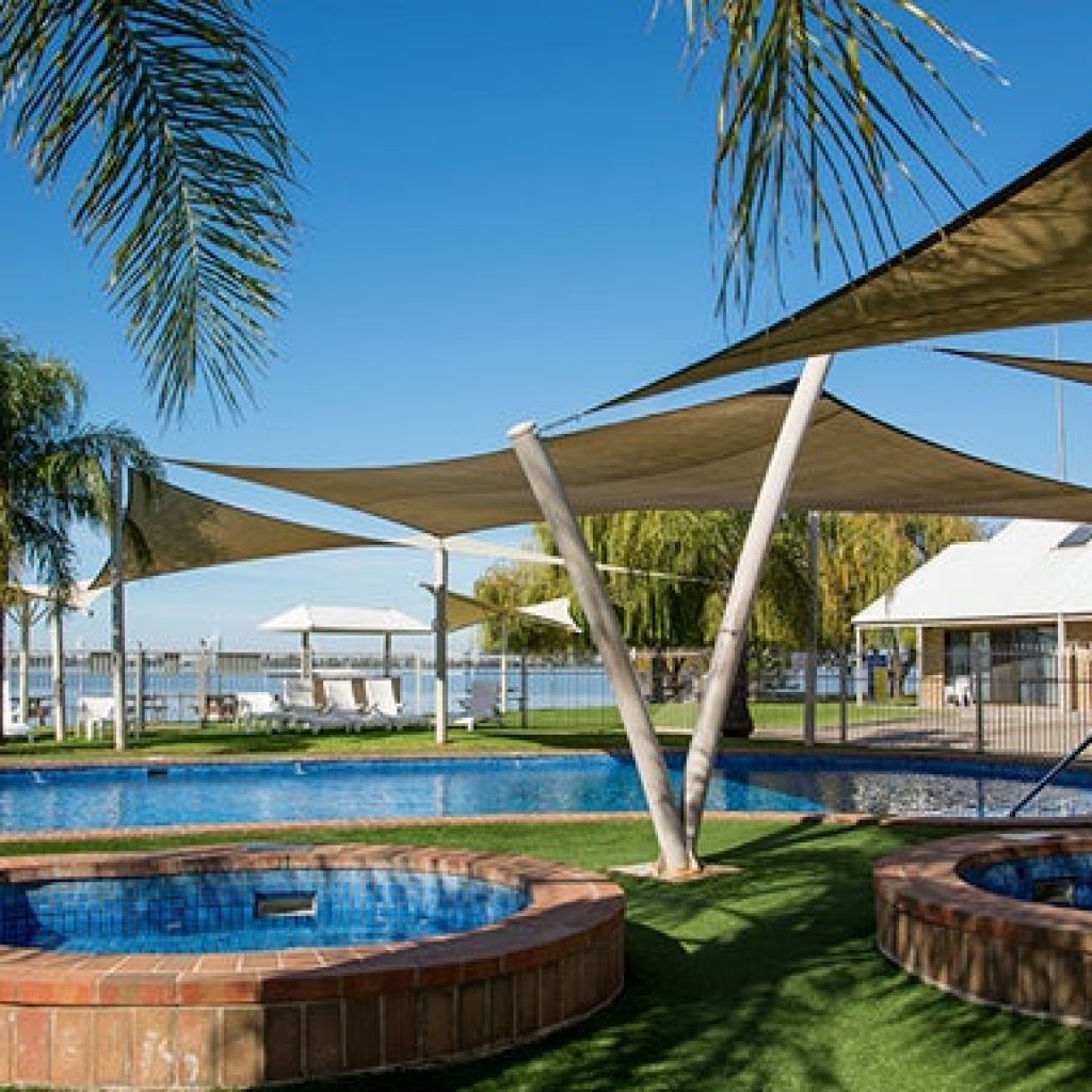 LAKE EDGE RESORT